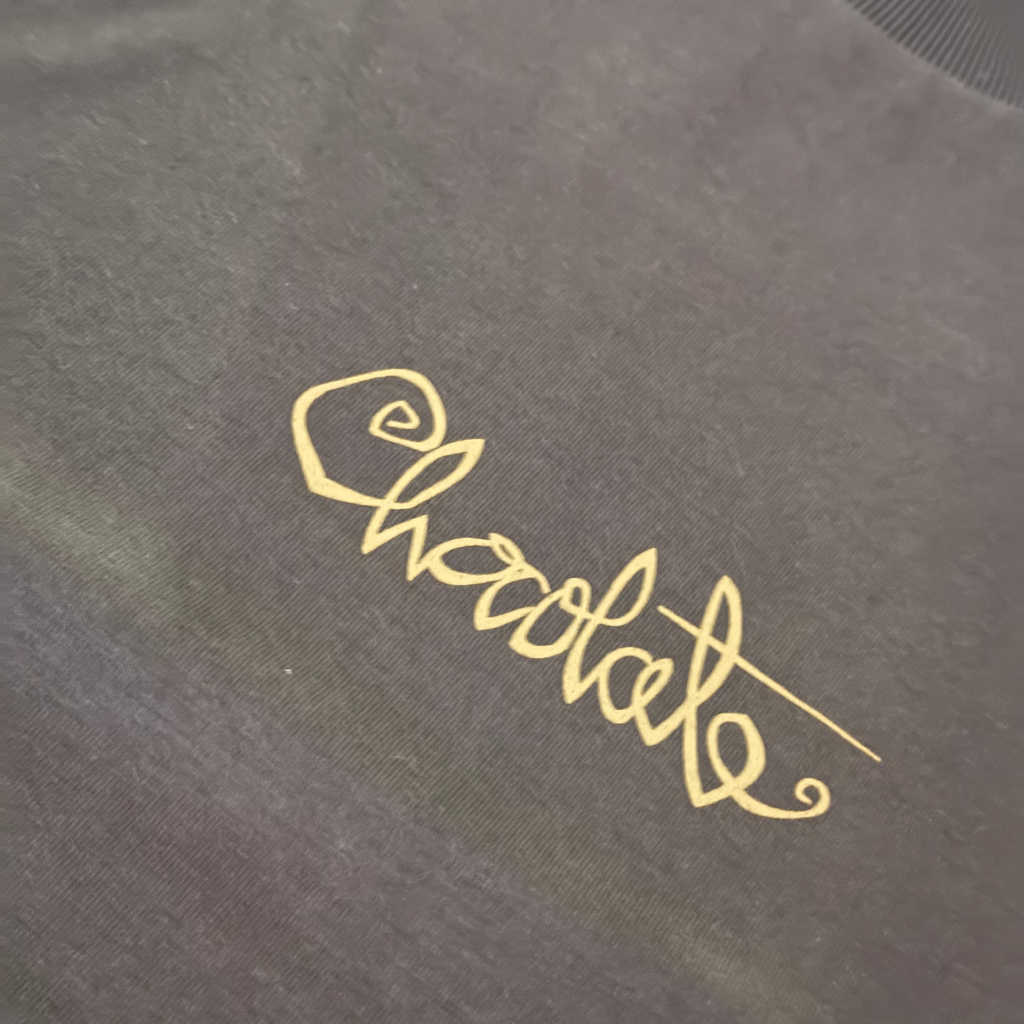 Camiseta Chocolate Script Tee