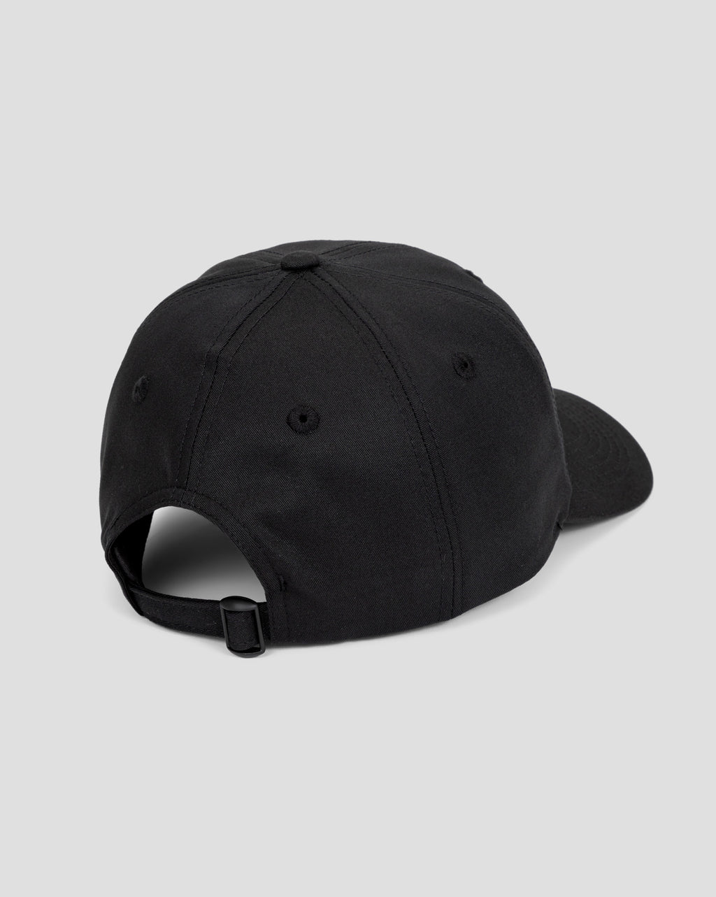 Foto de estúdio com foco na parte de trás do boné Volcom preto, destacando o fecho ajustável em detalhe.