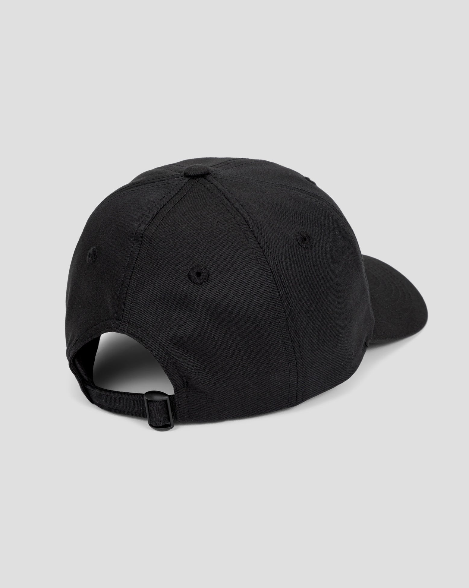 Foto de estúdio com foco na parte de trás do boné Volcom preto, destacando o fecho ajustável em detalhe.