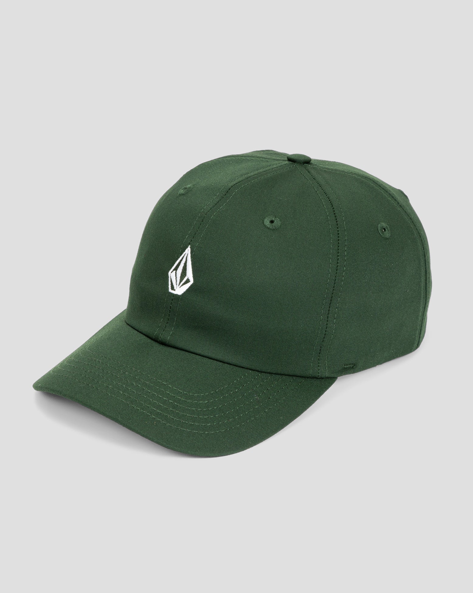Foto de estúdio com foco no logo frontal bordado do boné Volcom verde, ideal para destacar os detalhes do produto em e-commerce.