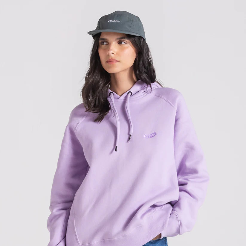 Bone Volcom 5 Panel cinza sendo usado por uma modelo com moletom lilás.