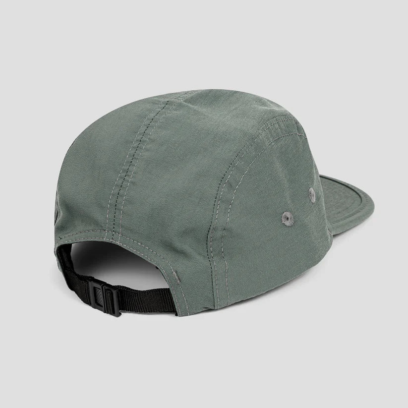 Bone 5 panel cinza da marca Volcom, mostrando a parte traseira e detalhes de acabamento.